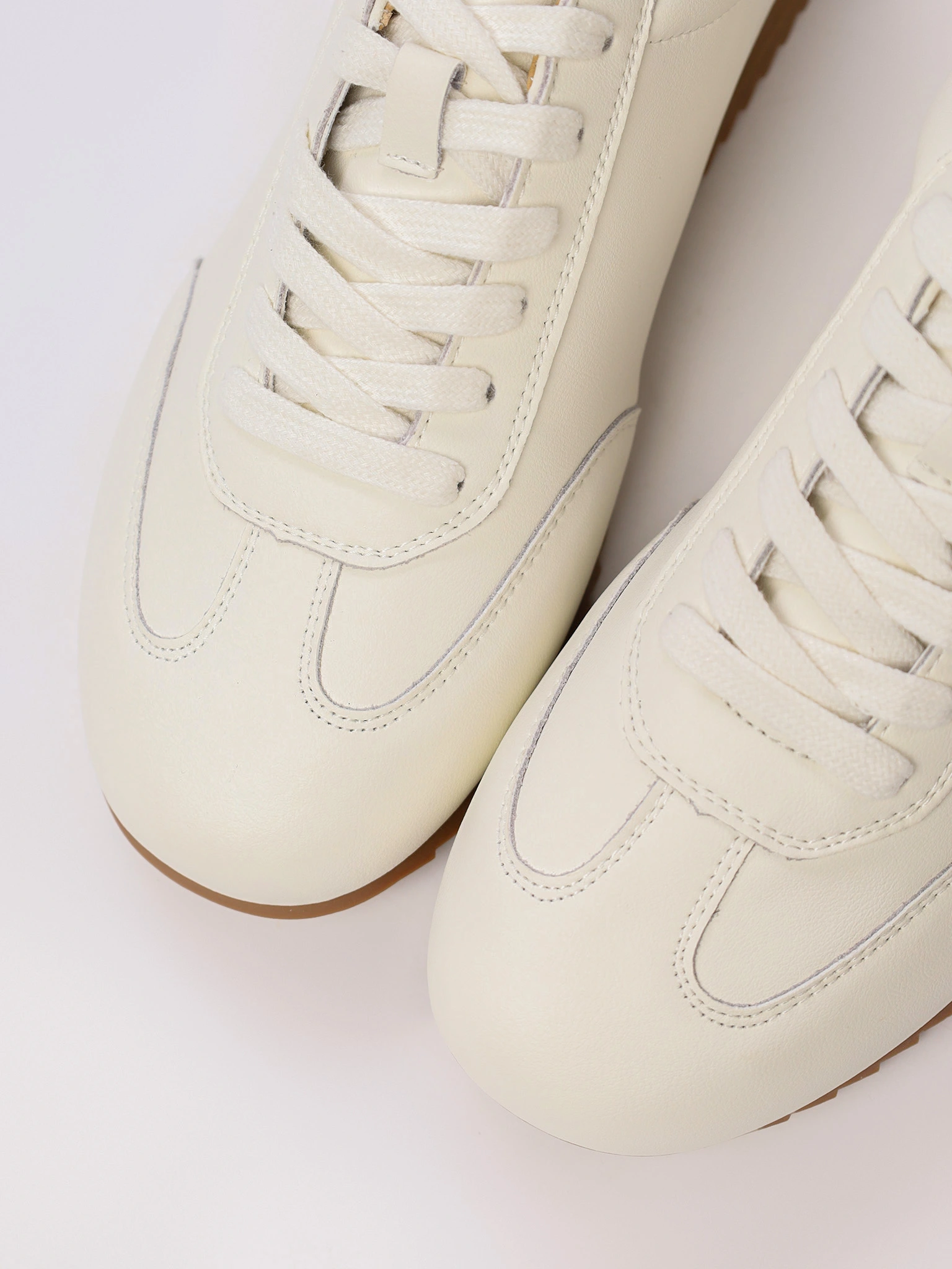 Кеды белого цвета на низкой подошве